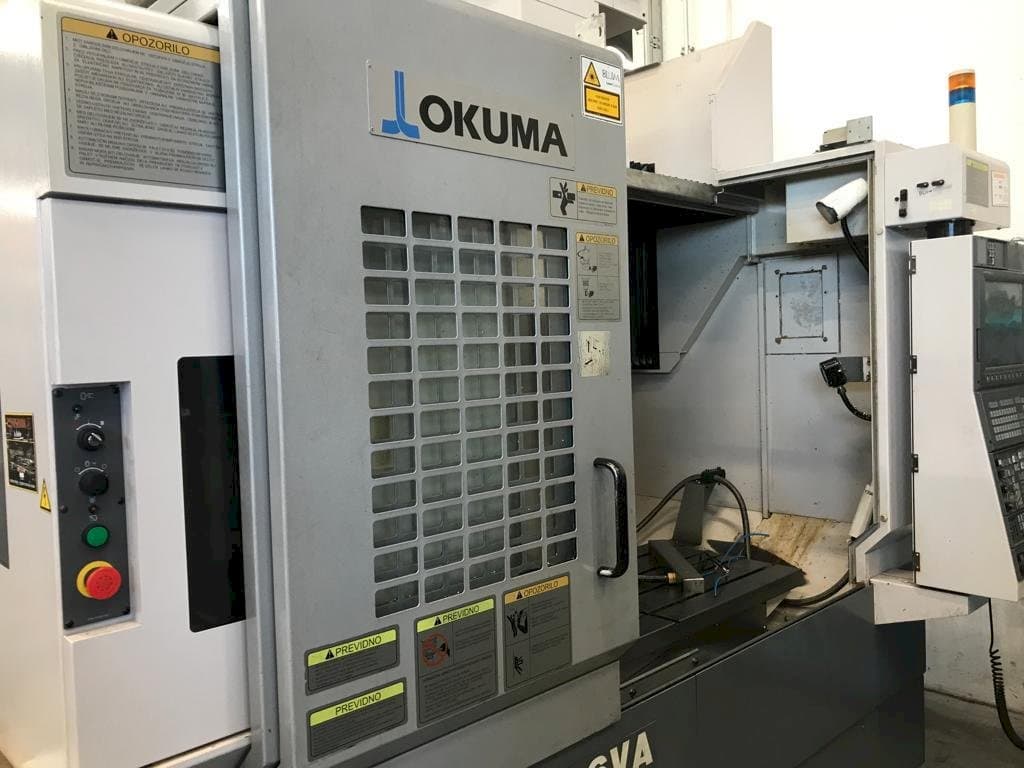 Frontansicht der Okuma MB 56 VA Maschine