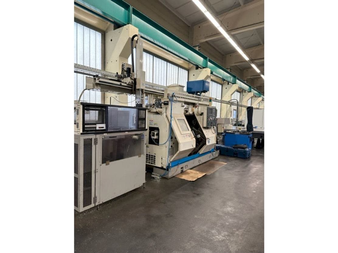 Frontansicht der Okuma LT10  Maschine