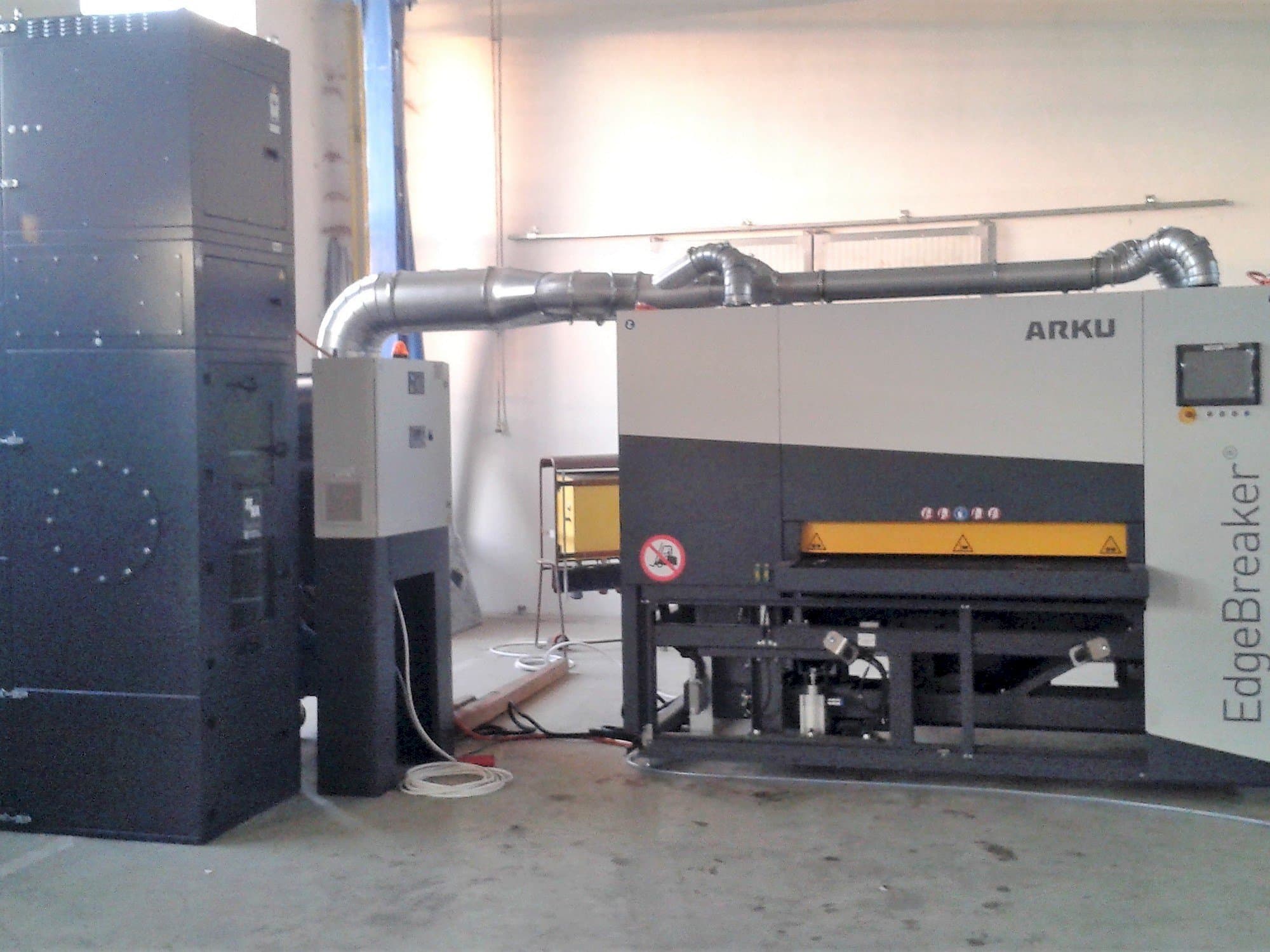 Frontansicht der ARKU EdgeBreaker 4000  Maschine