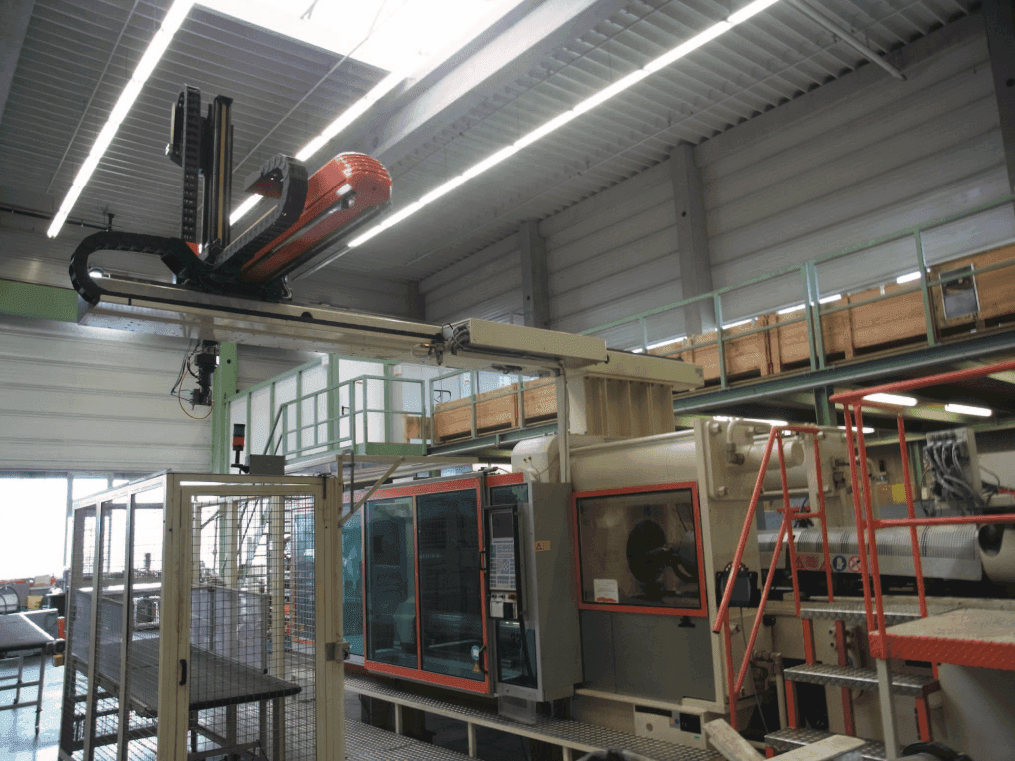 Frontansicht der Krauss Maffei 650-6100 CM  Maschine