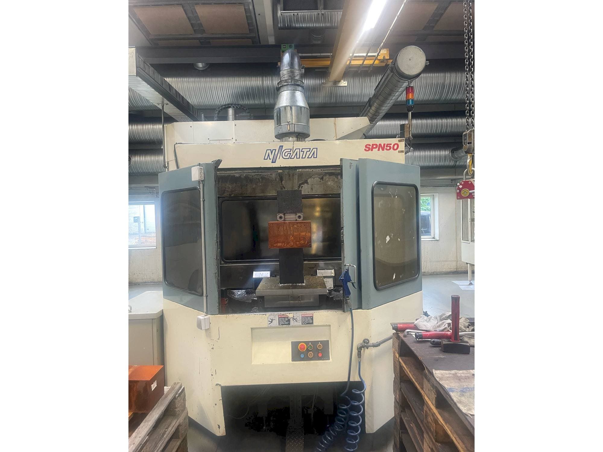 Frontansicht der Niigata SPN 50 Maschine