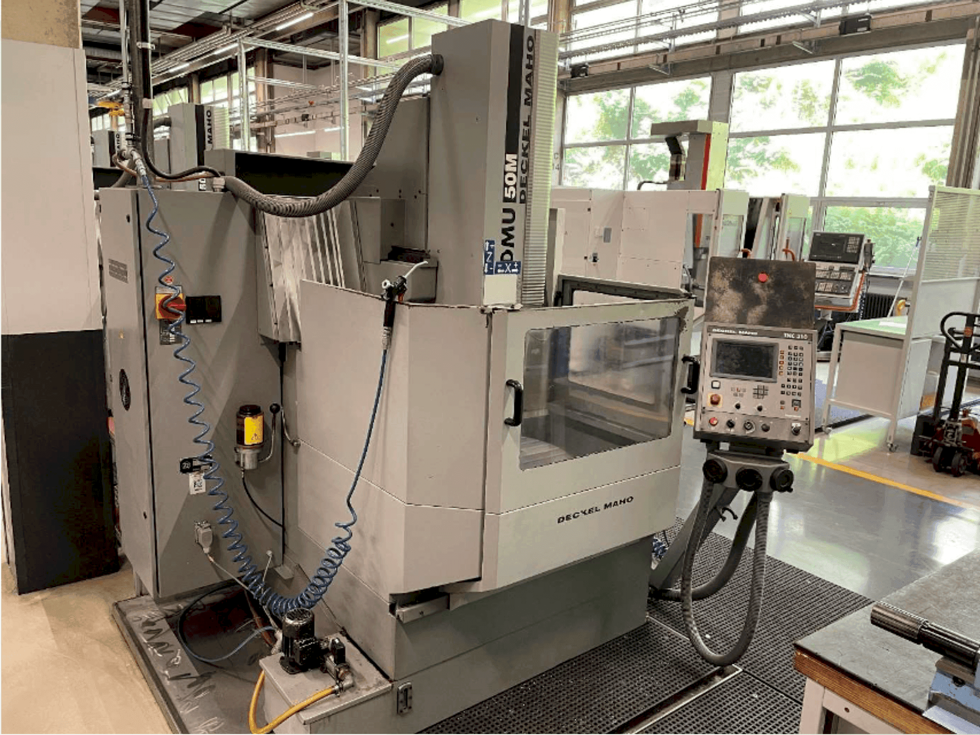 Frontansicht der DECKEL DMU 50  Maschine