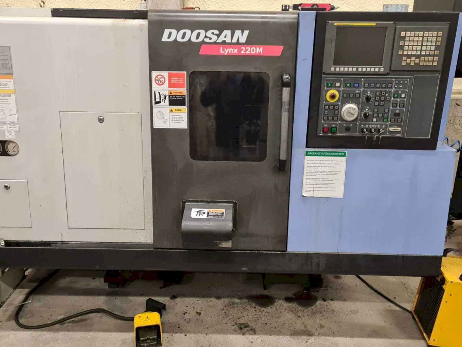 Frontansicht der Doosan Lynx 220MA + bar feeder LNS Express  Maschine