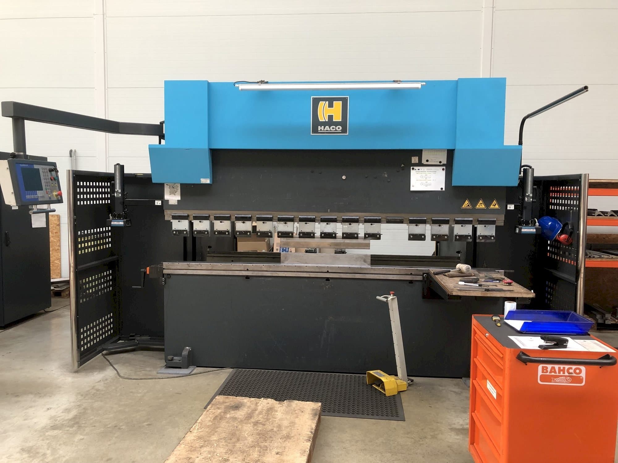 Frontansicht der HACO ERMS30250  Maschine