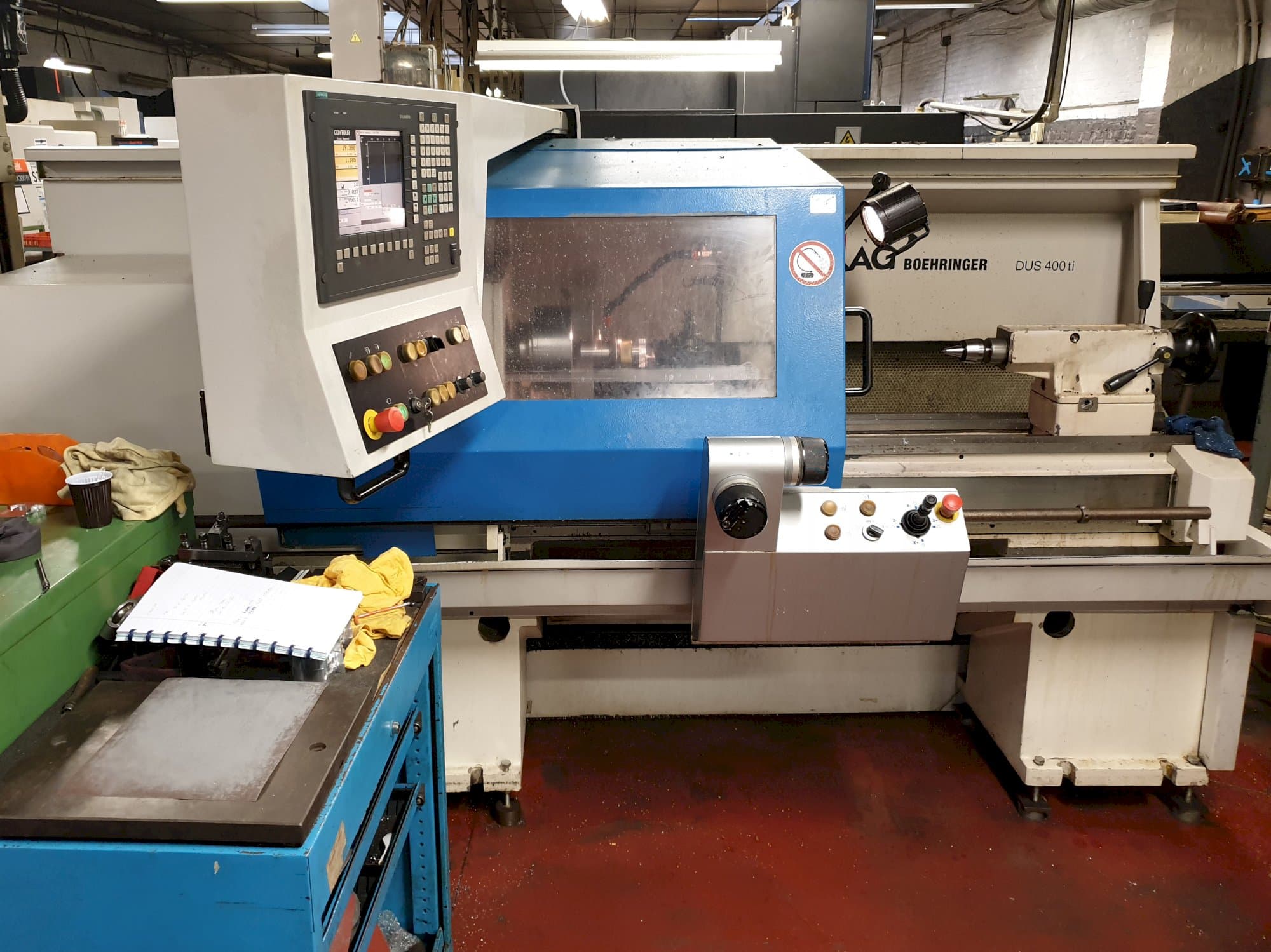 Frontansicht der BOEHRINGER DUS 400 ti Maschine