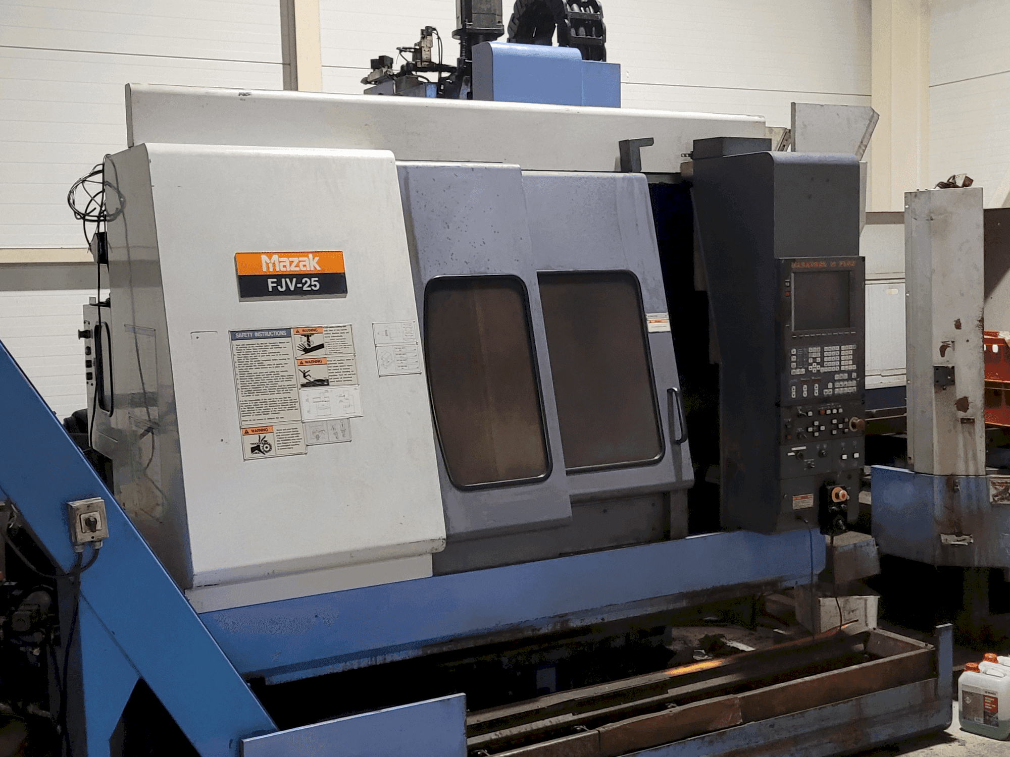 Frontansicht der Mazak FJV-25  Maschine