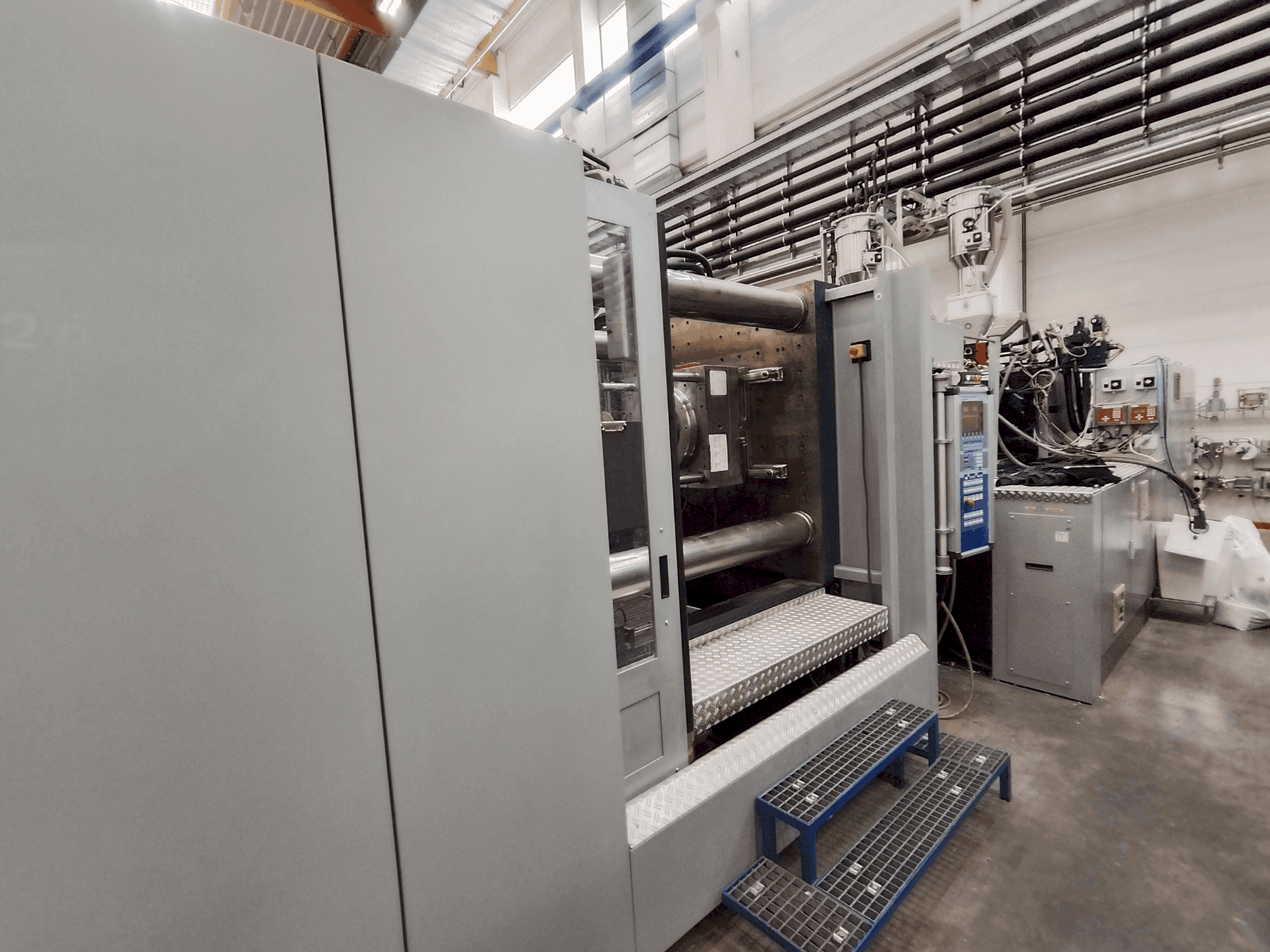 Frontansicht der Battenfeld HM 8000/4500 + 4500 BMB 4  Maschine