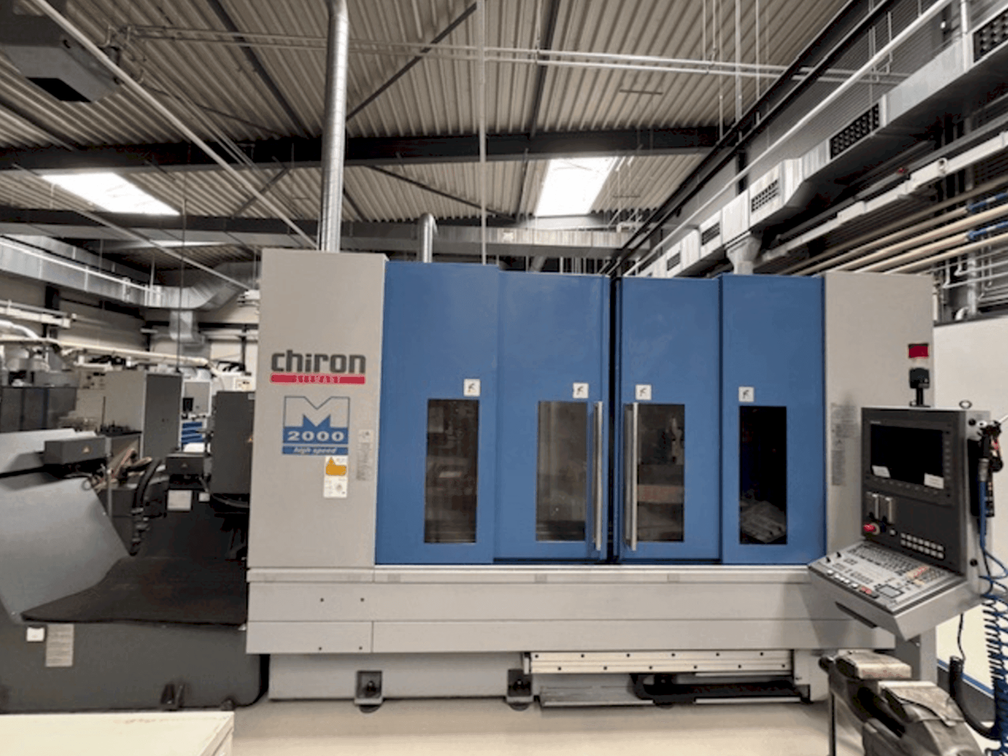Frontansicht der CHIRON Mill 2000  Maschine