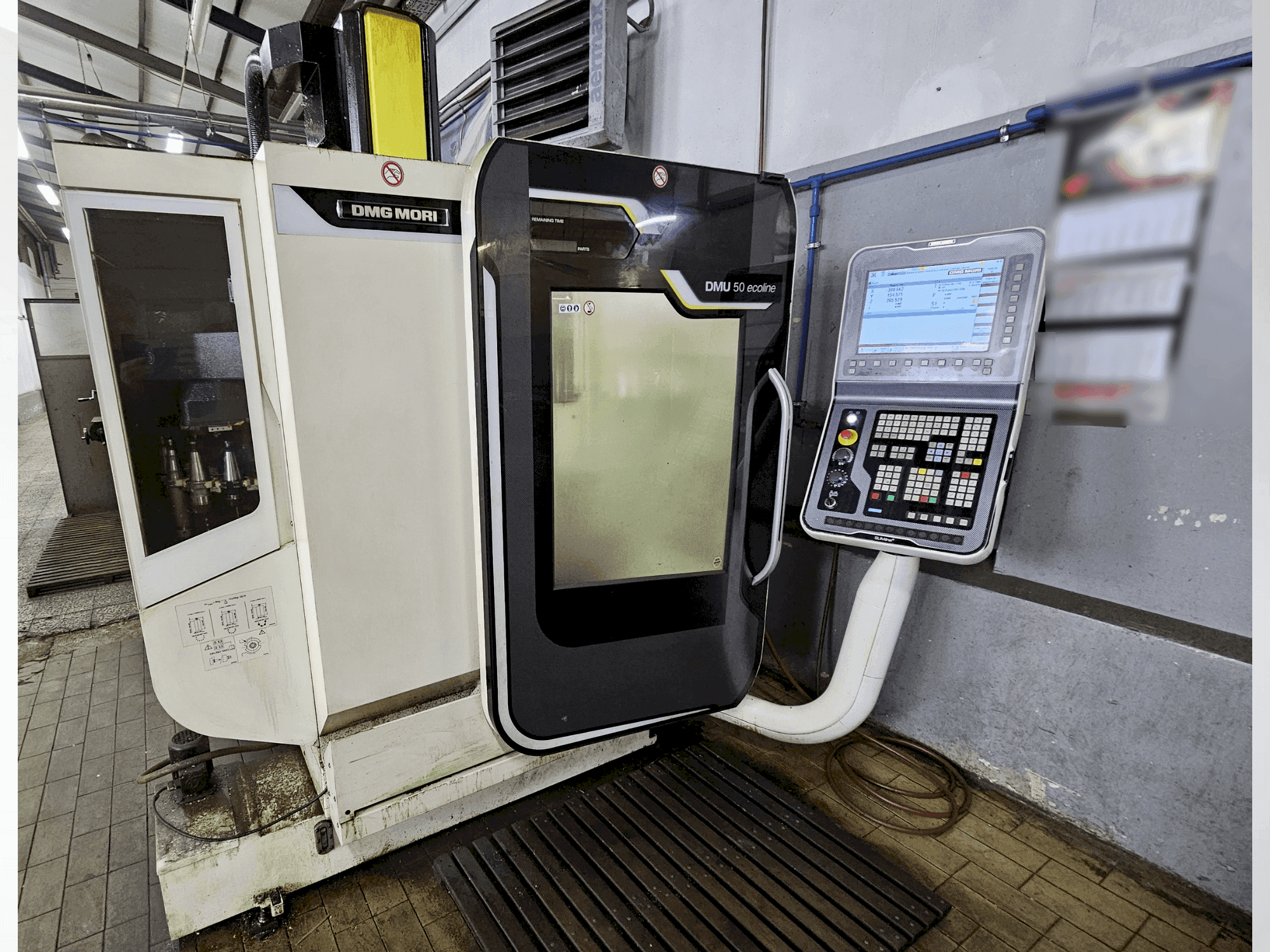 Frontansicht der DMG MORI DMU 50 ecoline  Maschine