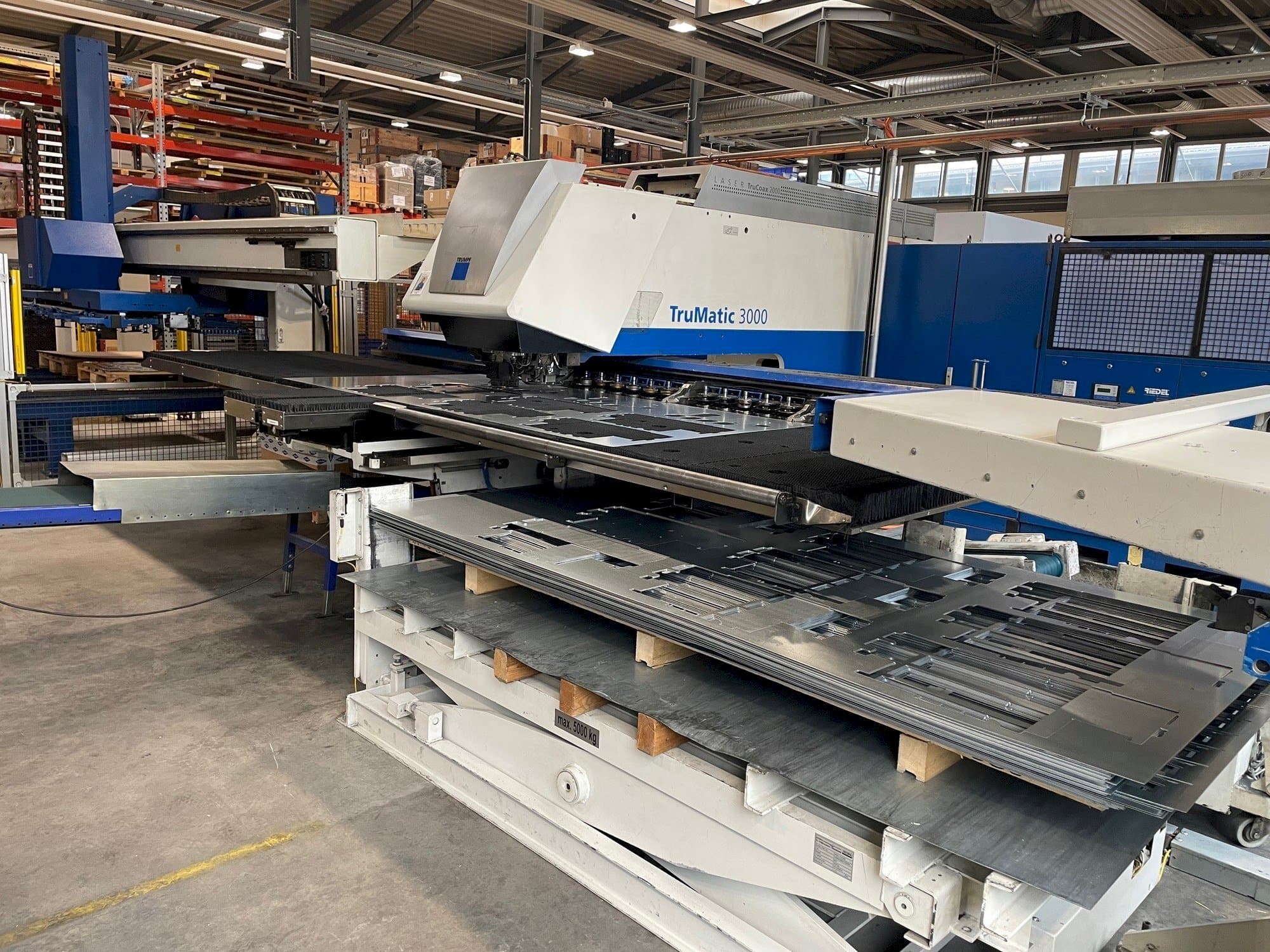 Frontansicht der TRUMPF Trumatic 3000  Maschine