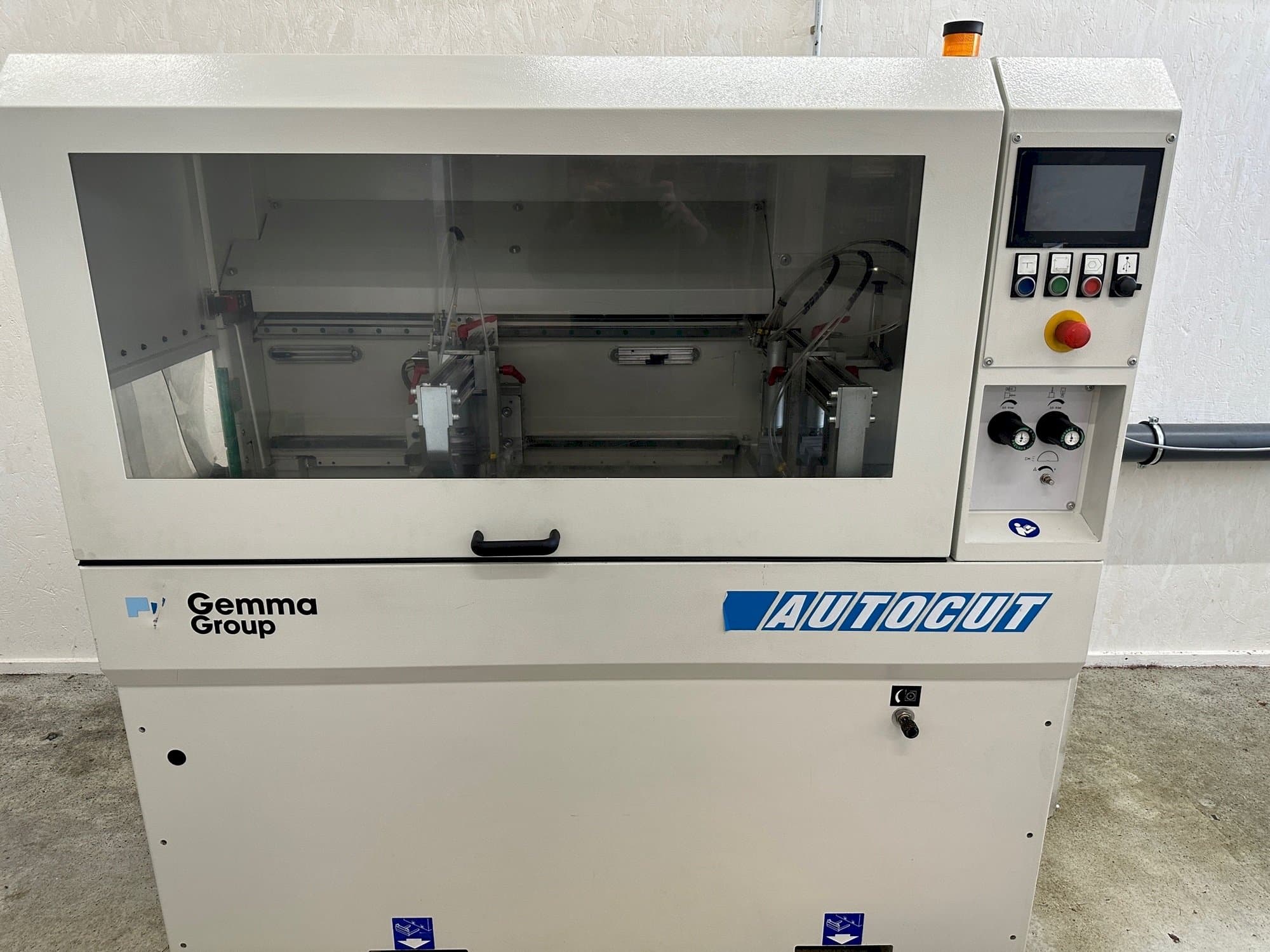 Frontansicht der Autocut 550  Maschine