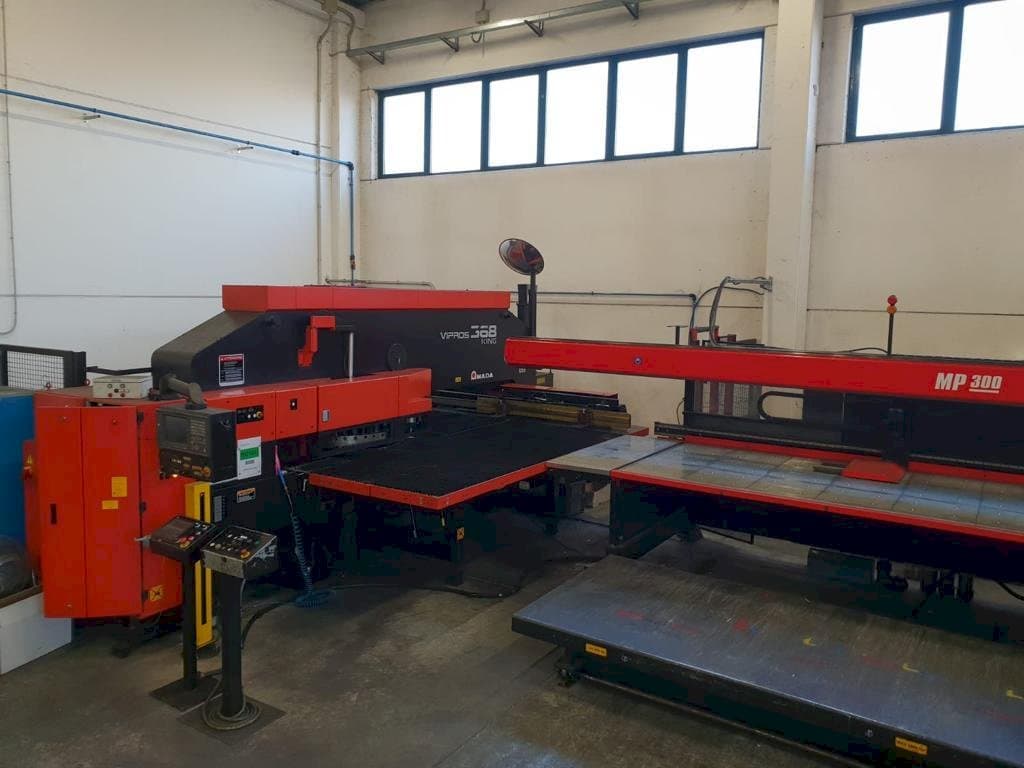 Frontansicht der AMADA VIPROS 368 KING  Maschine