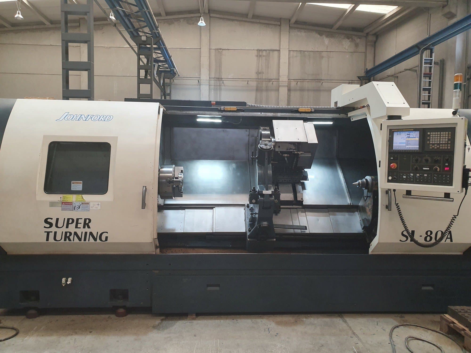 Frontansicht der Johnford SL-80A  Maschine