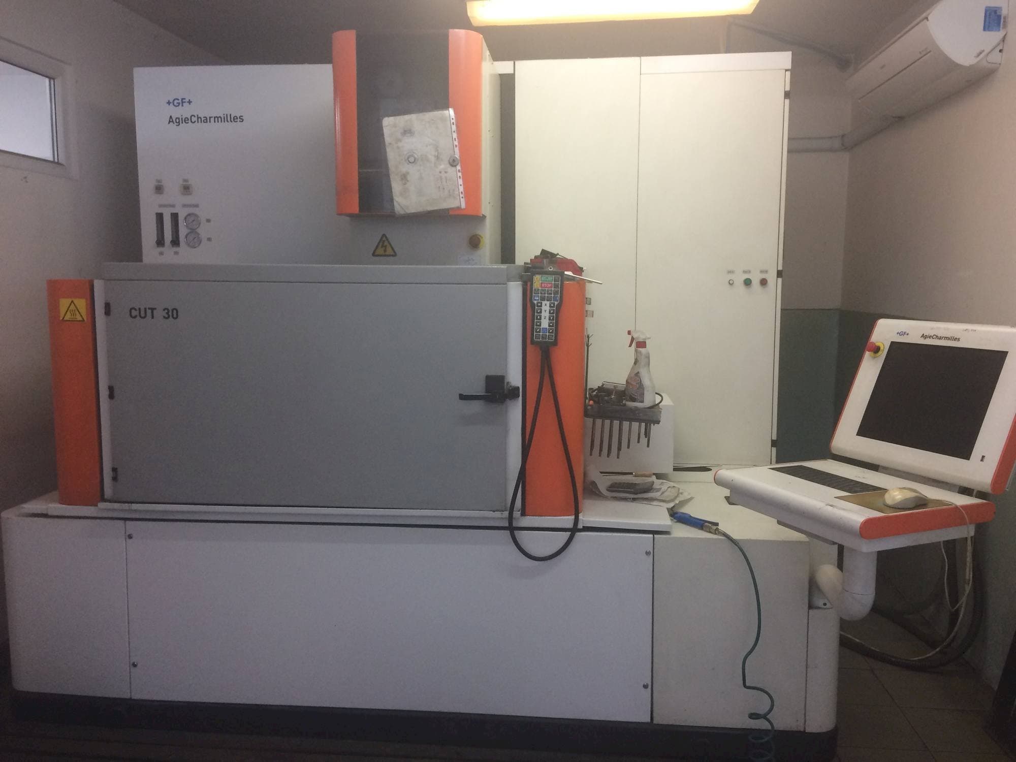 Frontansicht der AgieCharmilles CUT 30P  Maschine