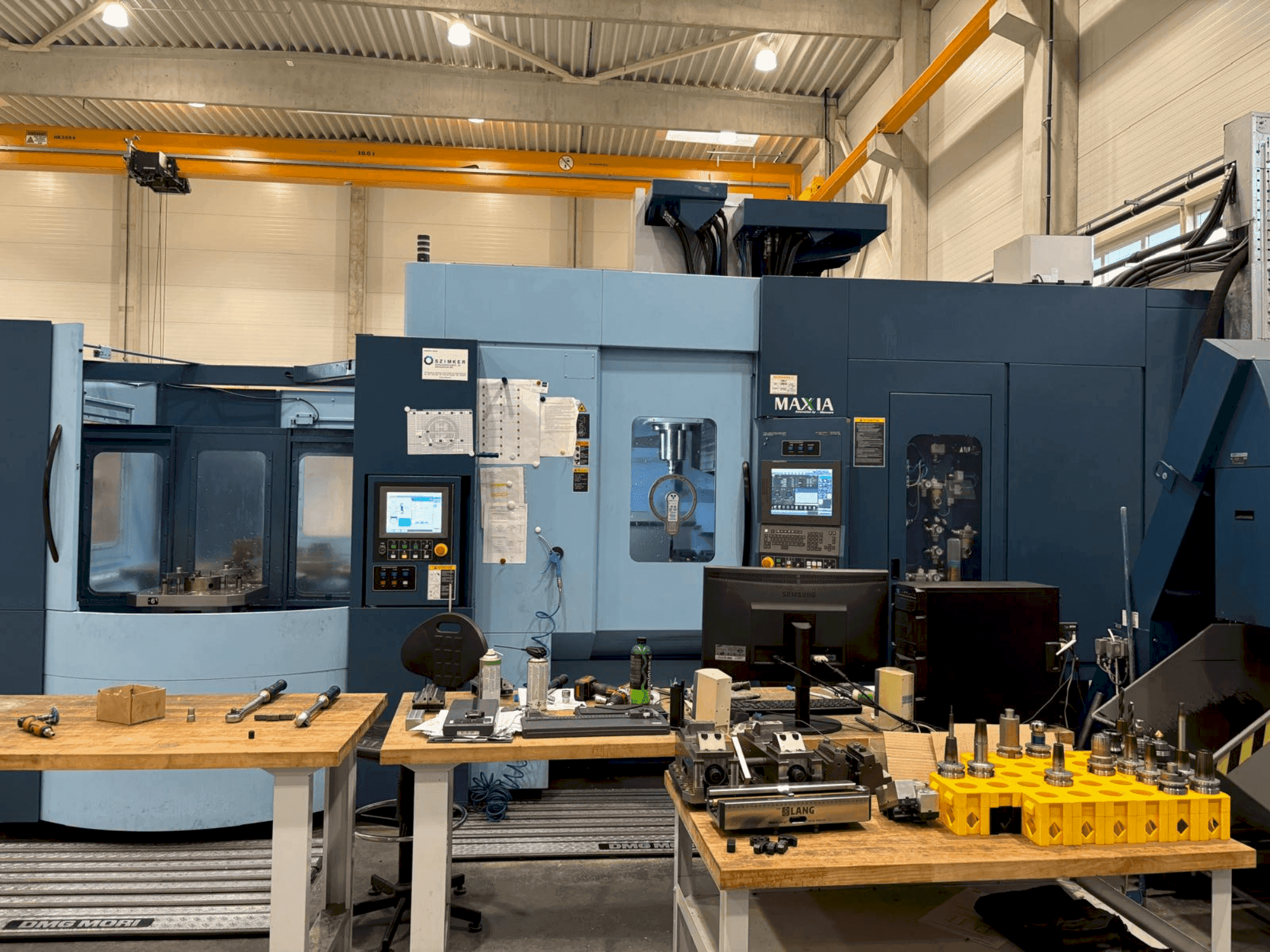 Frontansicht der Matsuura MAM72-70V  Maschine