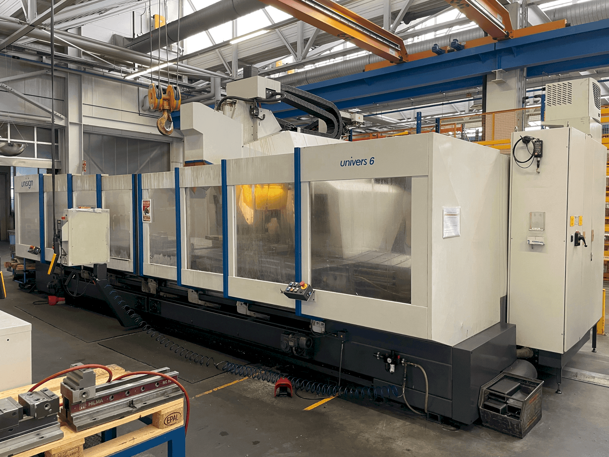 Frontansicht der Unisign UNIVERS 6  Maschine