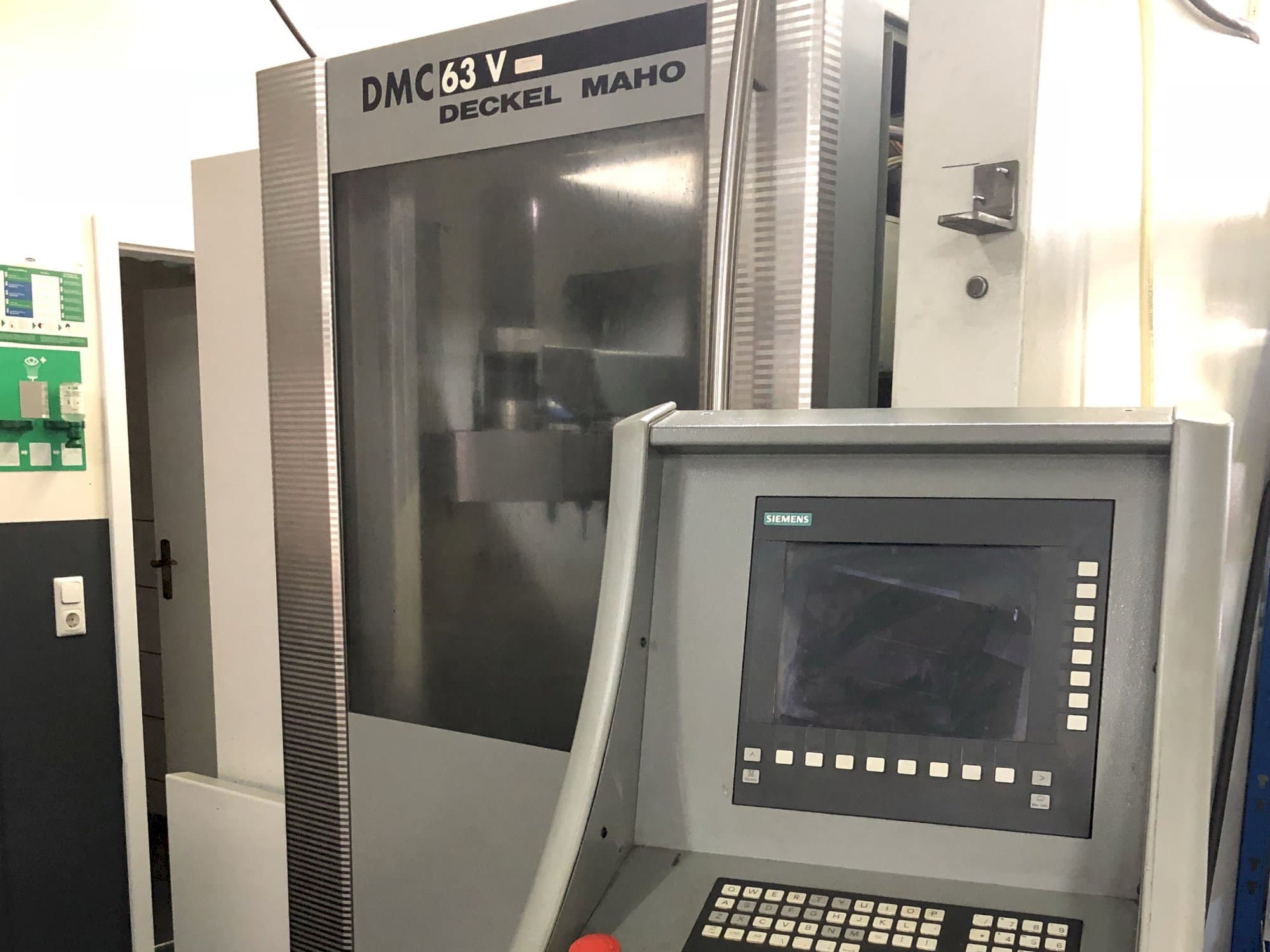 Rechte Ansicht der DECKEL MAHO DMC 63V Maschine