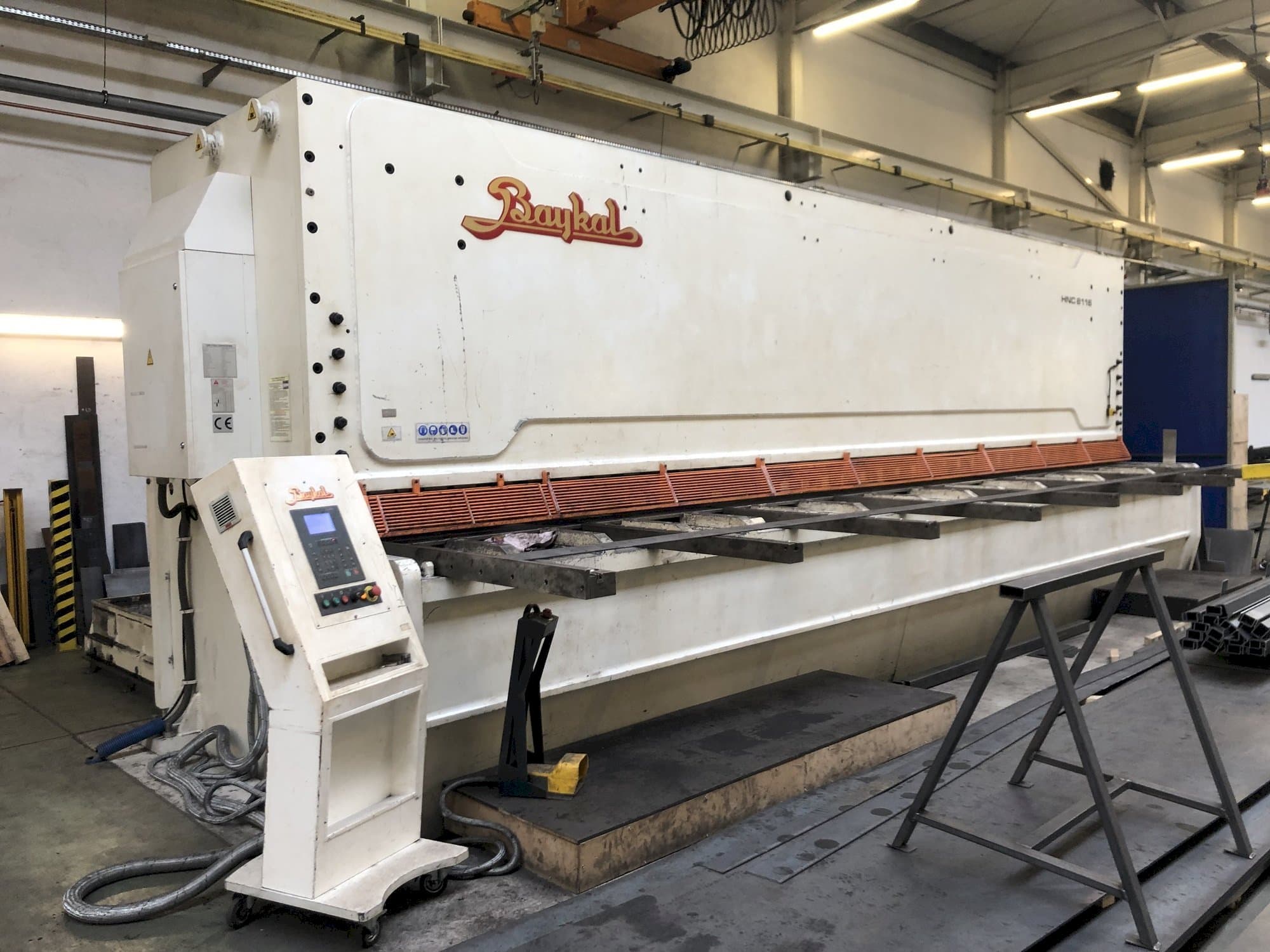 Frontansicht der Baykal HNC 8116  Maschine