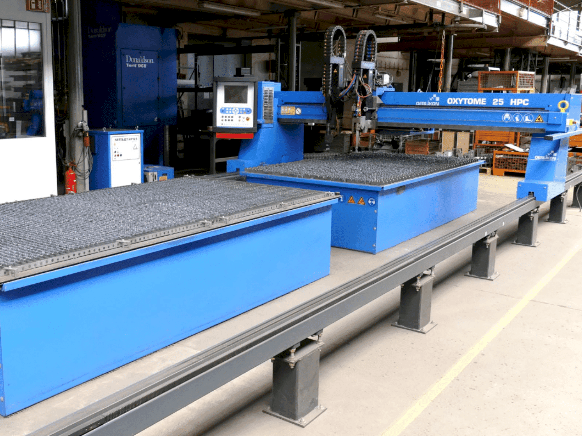 Frontansicht der Oerlikon Oxytome 25 HPC  Maschine