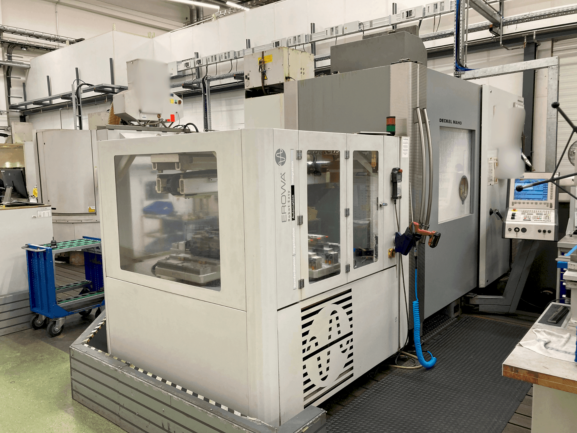 Frontansicht der DECKEL DMC 75V linear  Maschine