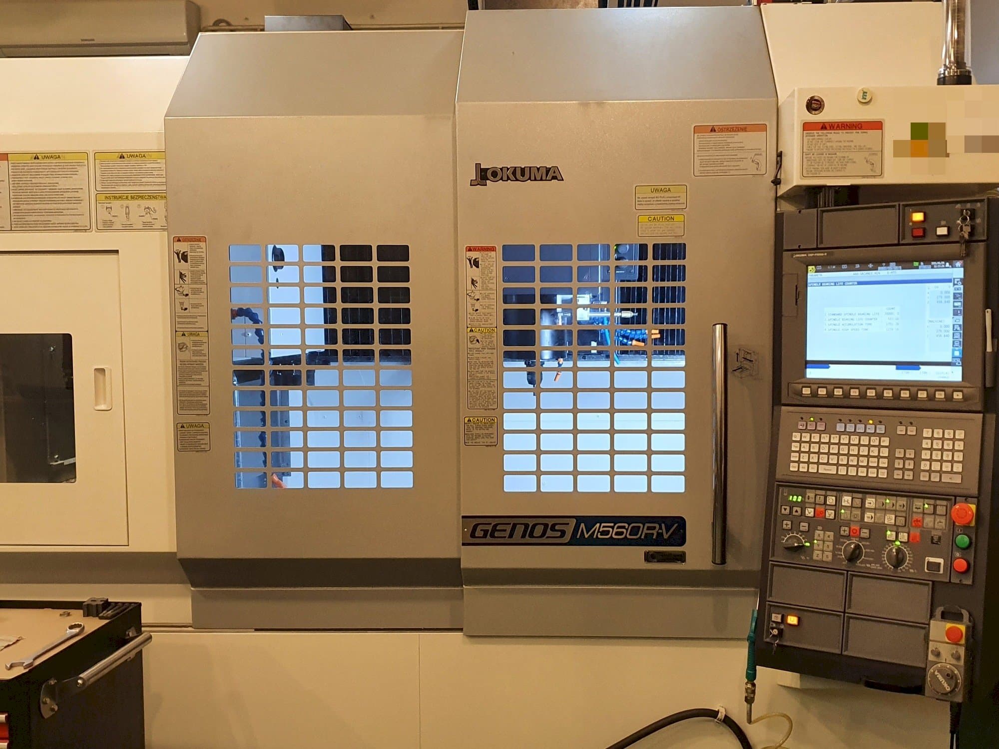 Frontansicht der Okuma GENOS M560R-V  Maschine