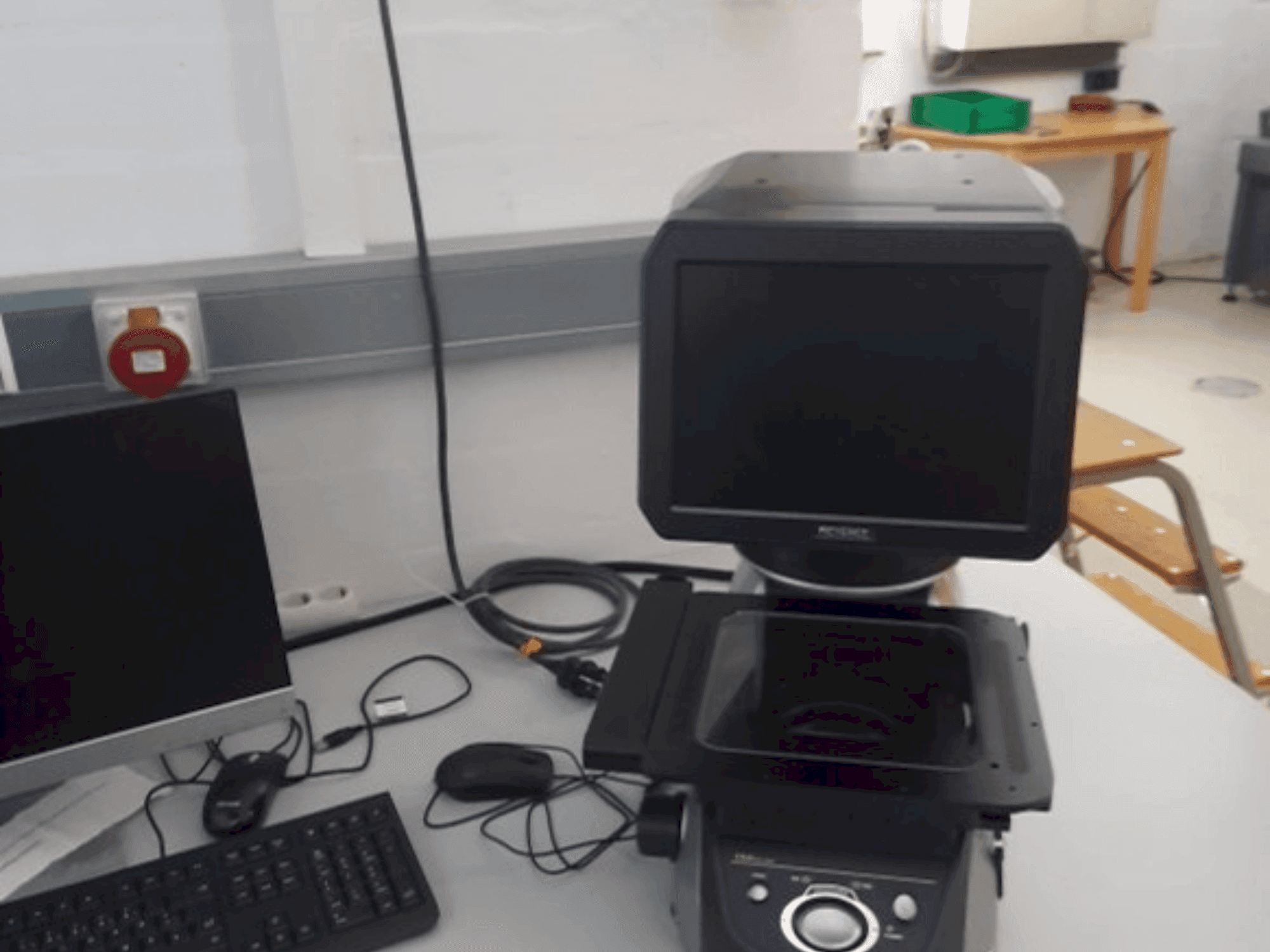 Frontansicht der KEYENCE IM-7020  Maschine