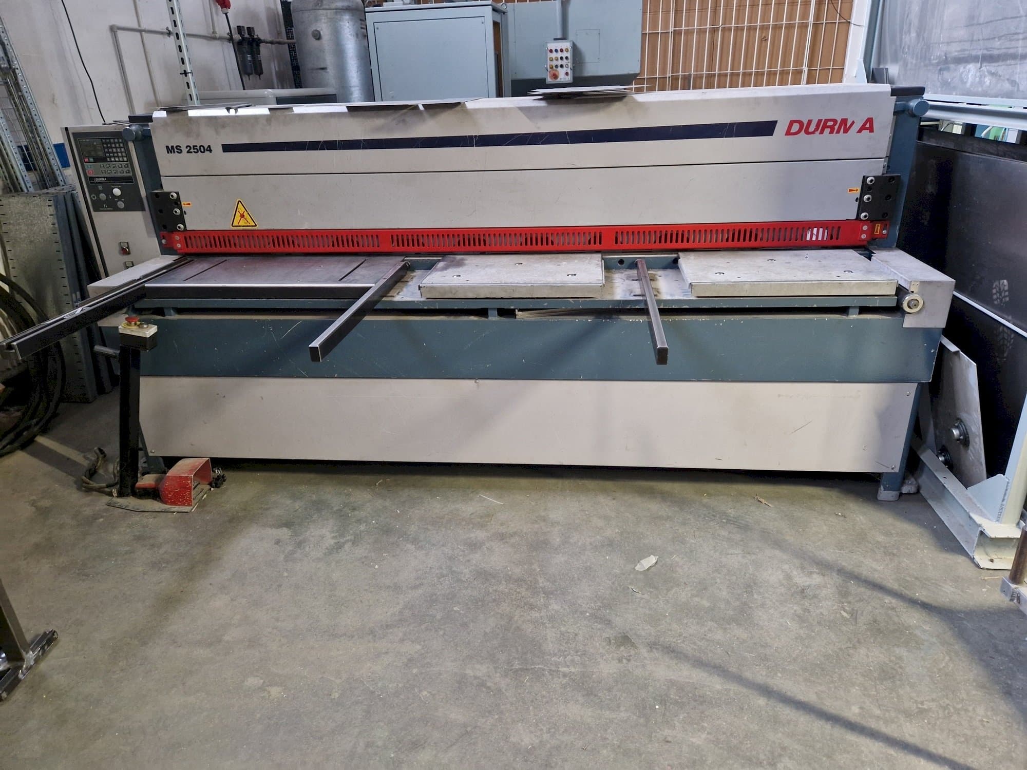 Frontansicht der Durma MS 2504  Maschine