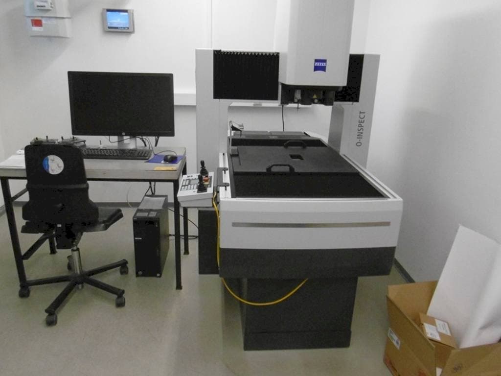 Frontansicht der ZEISS O-Inspect 543  Maschine