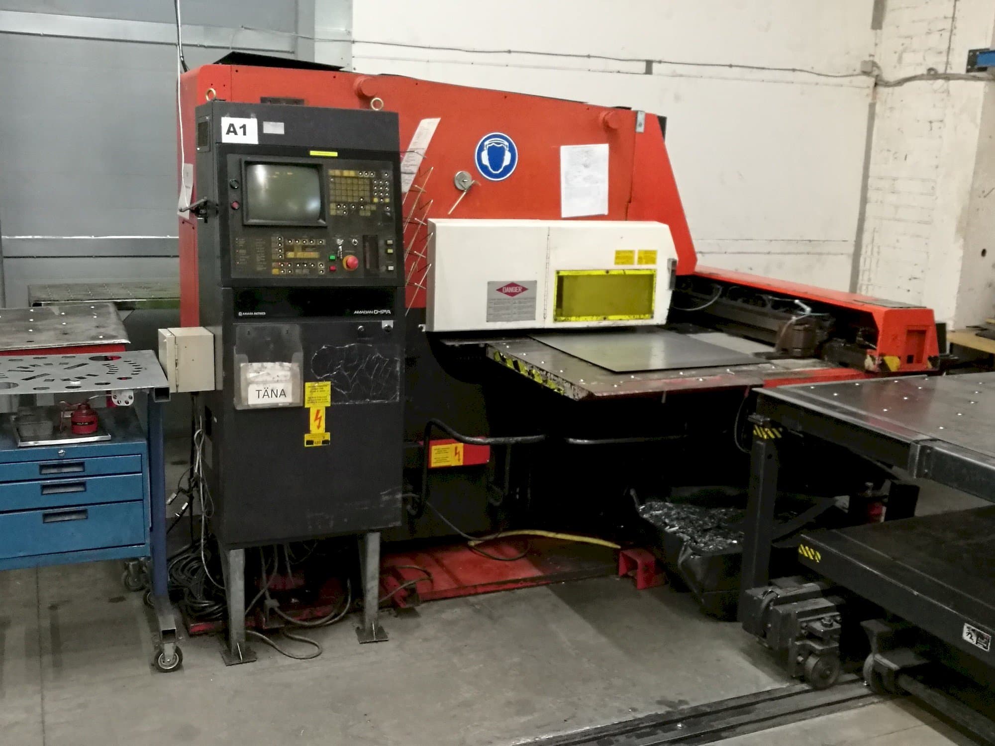 Frontansicht der AMADA Aries 245  Maschine