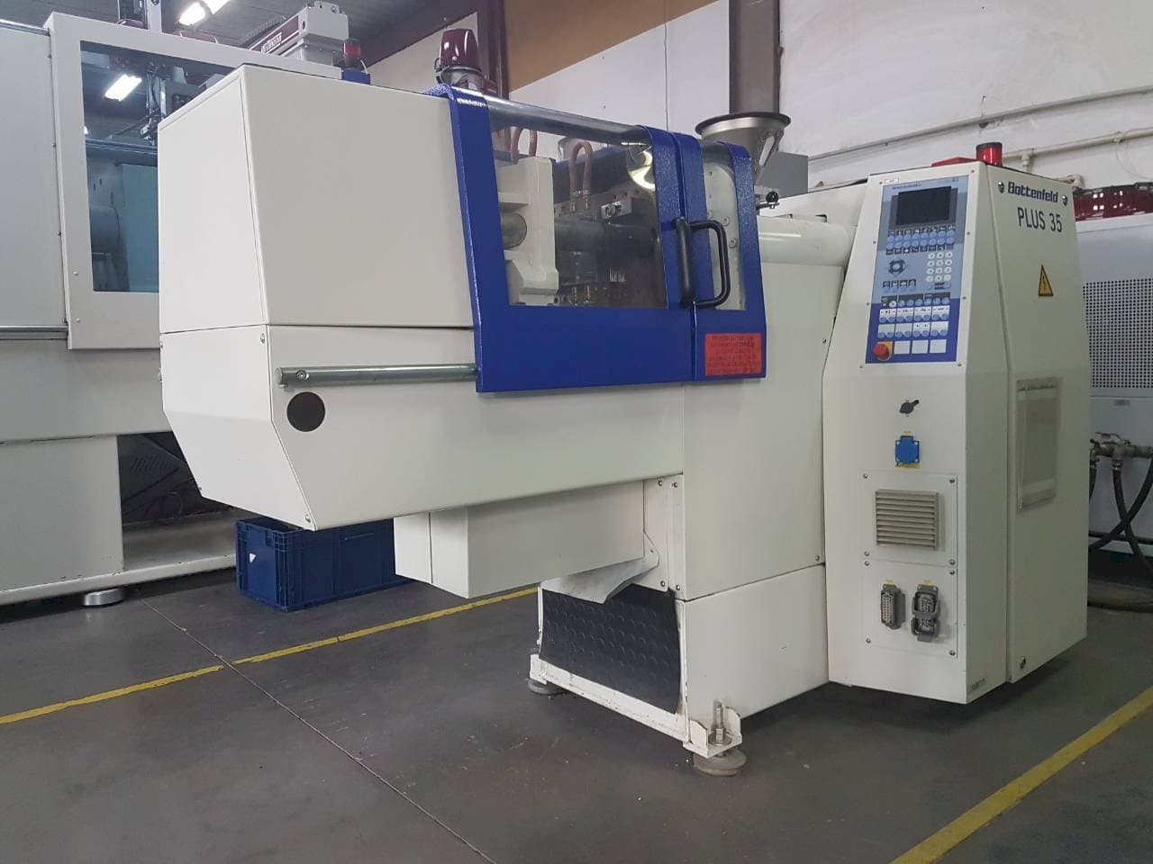 Frontansicht der Battenfeld PLUS 35/75 Maschine