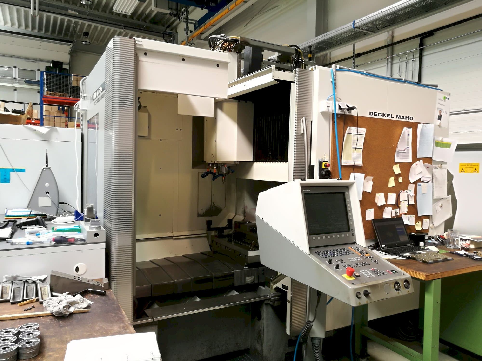 Frontansicht der DECKEL MAHO DMC 100 V Hi-Dyn  Maschine