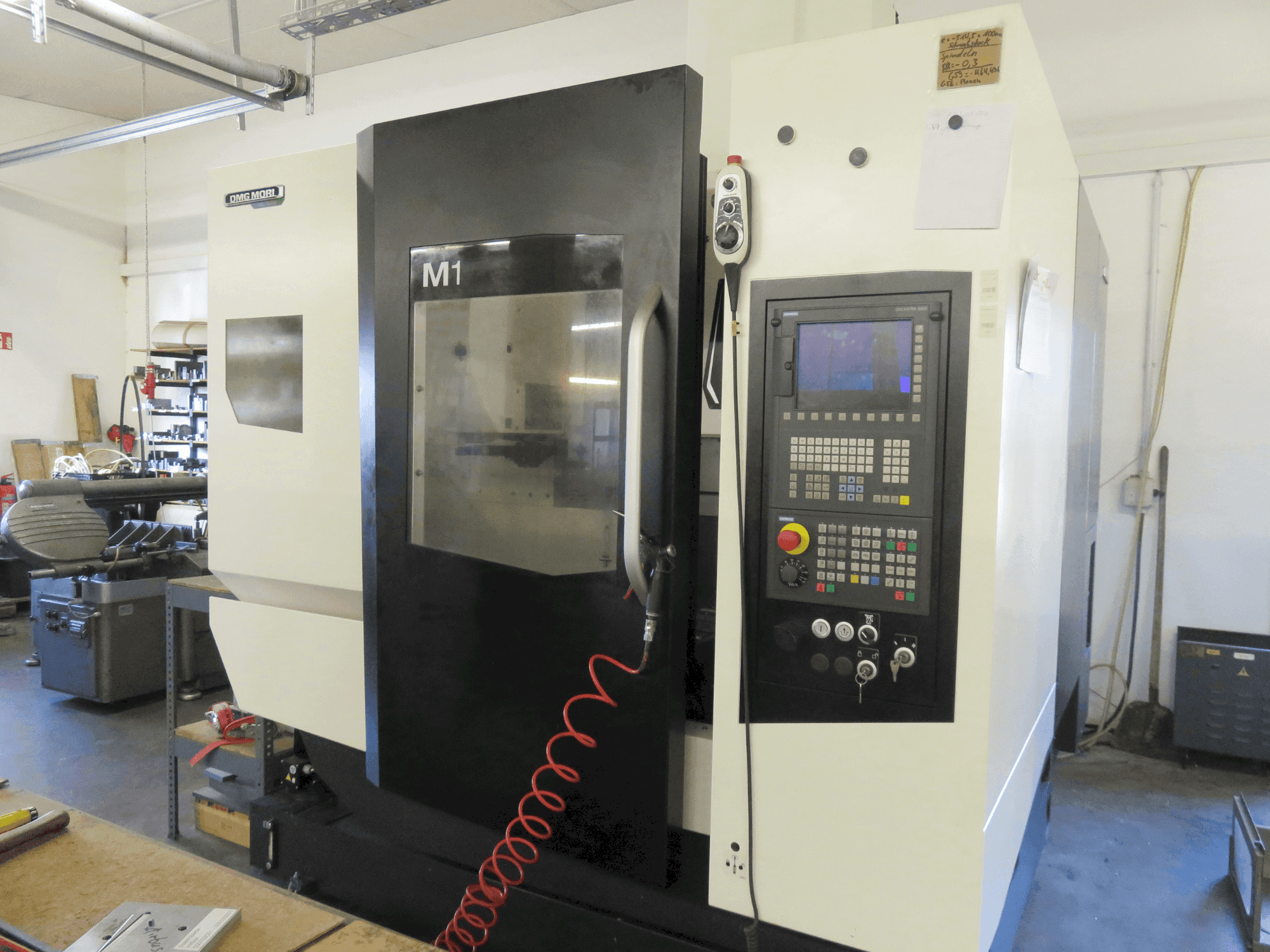 Frontansicht der DMG MORI M1  Maschine