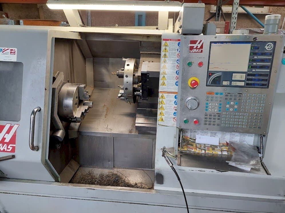 Frontansicht der HAAS SL-30TBHE Maschine