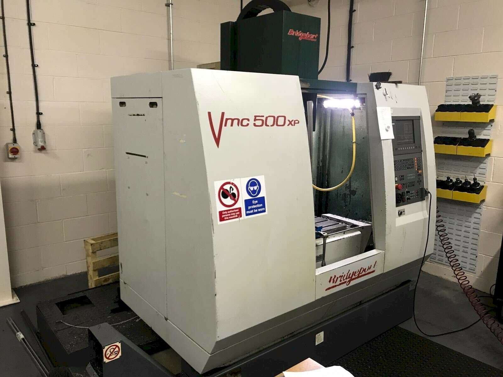 Frontansicht der Bridgeport VMC 500 XP Maschine