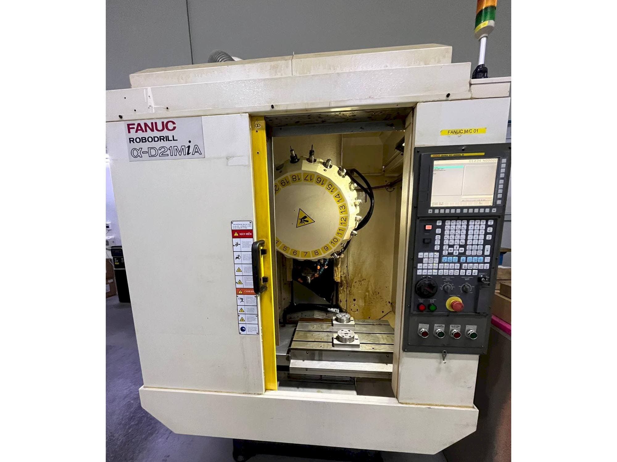 Frontansicht der FANUC ROBODRILL A-D21MiA Maschine