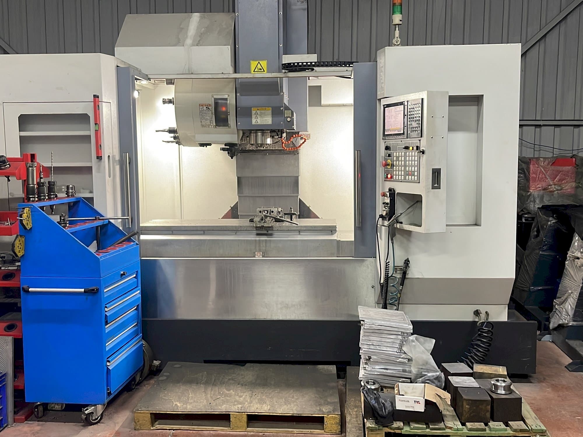 Frontansicht der Akira Seiki SR2XP  Maschine