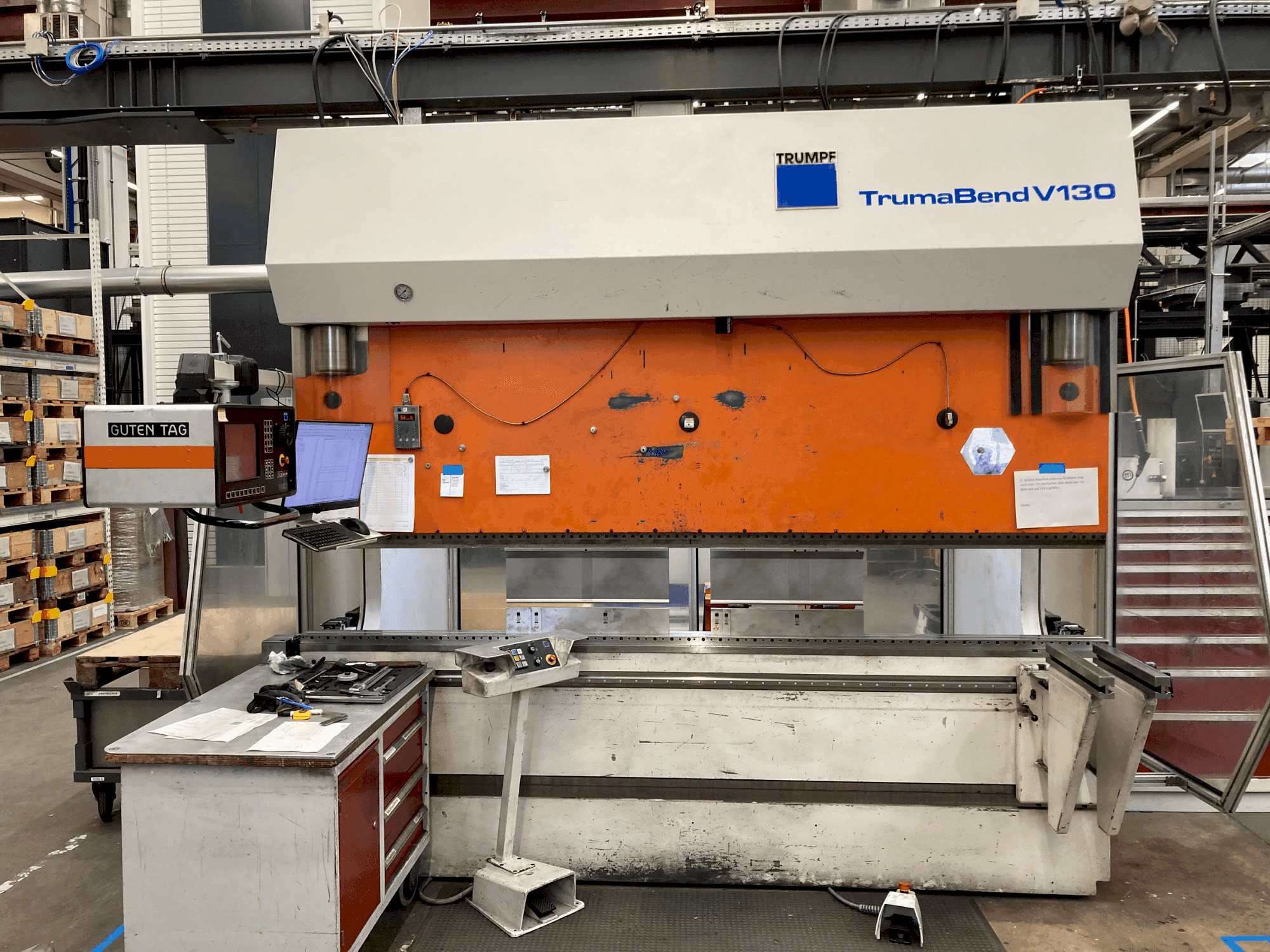 Frontansicht der TRUMPF TrumaBend V130 Maschine