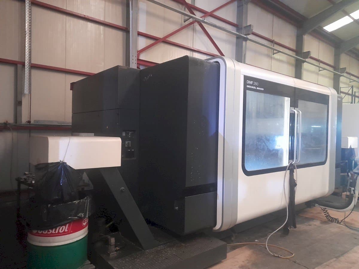Linke Seitenansicht der DECKEL MAHO DMF 260  Maschine