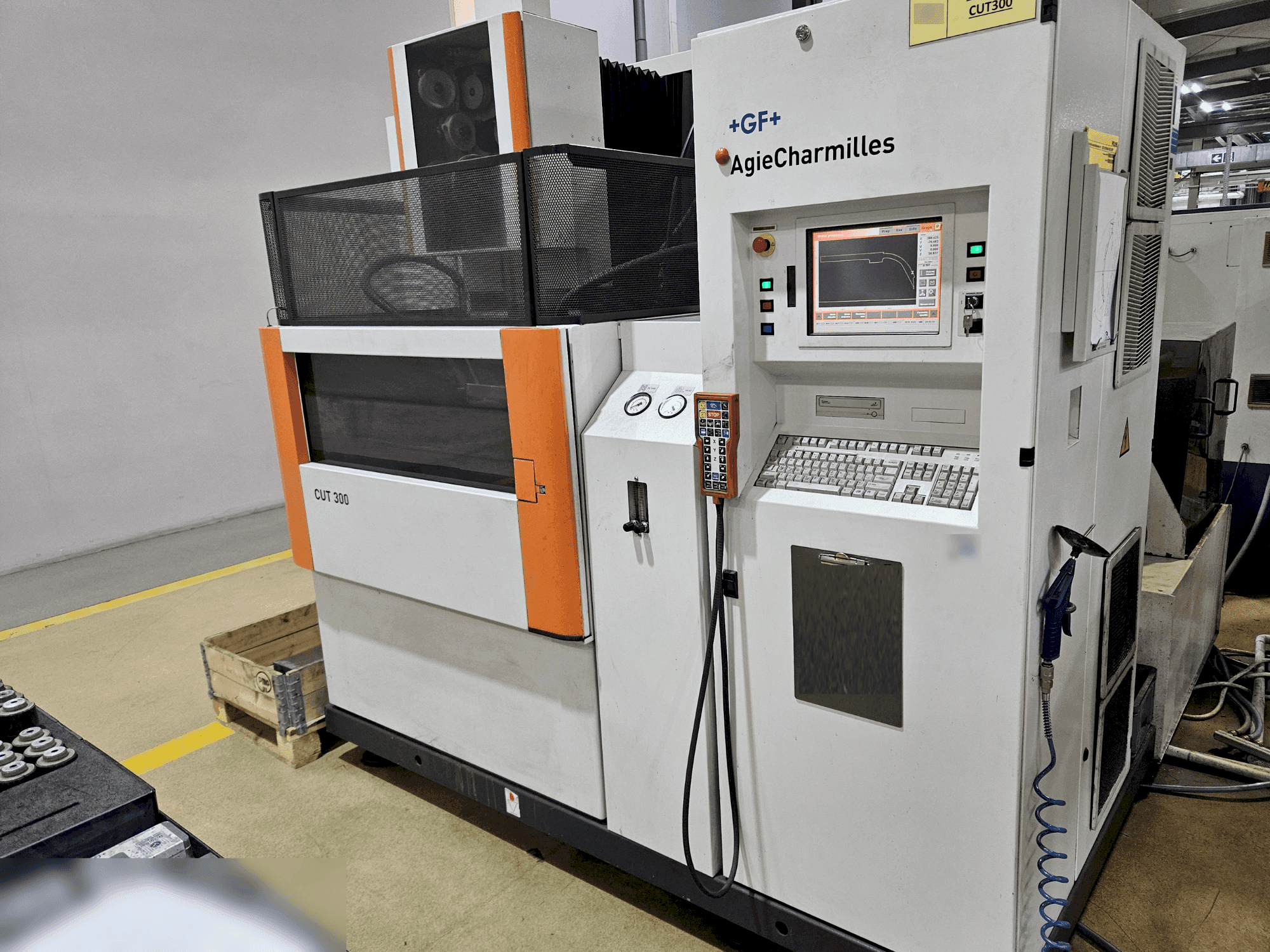 Frontansicht der AgieCharmilles CUT 300  Maschine