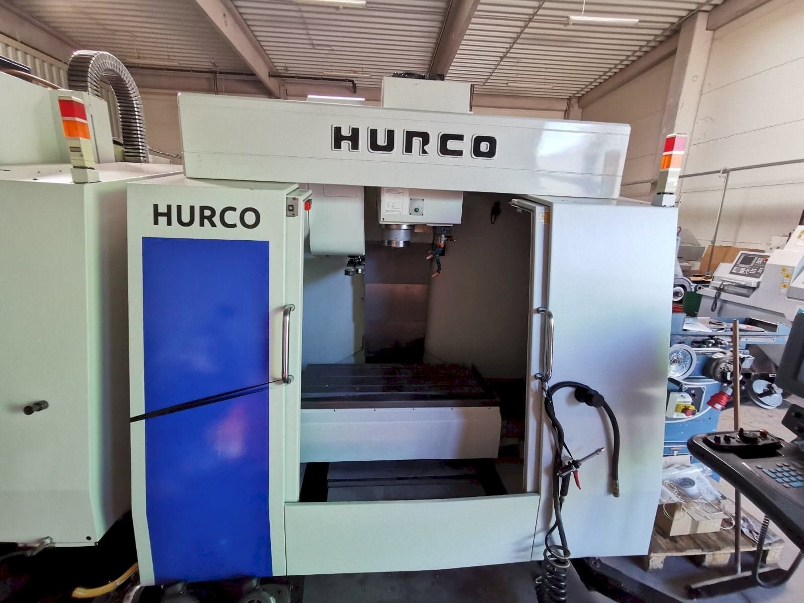 Frontansicht der Hurco BMC 30  Maschine