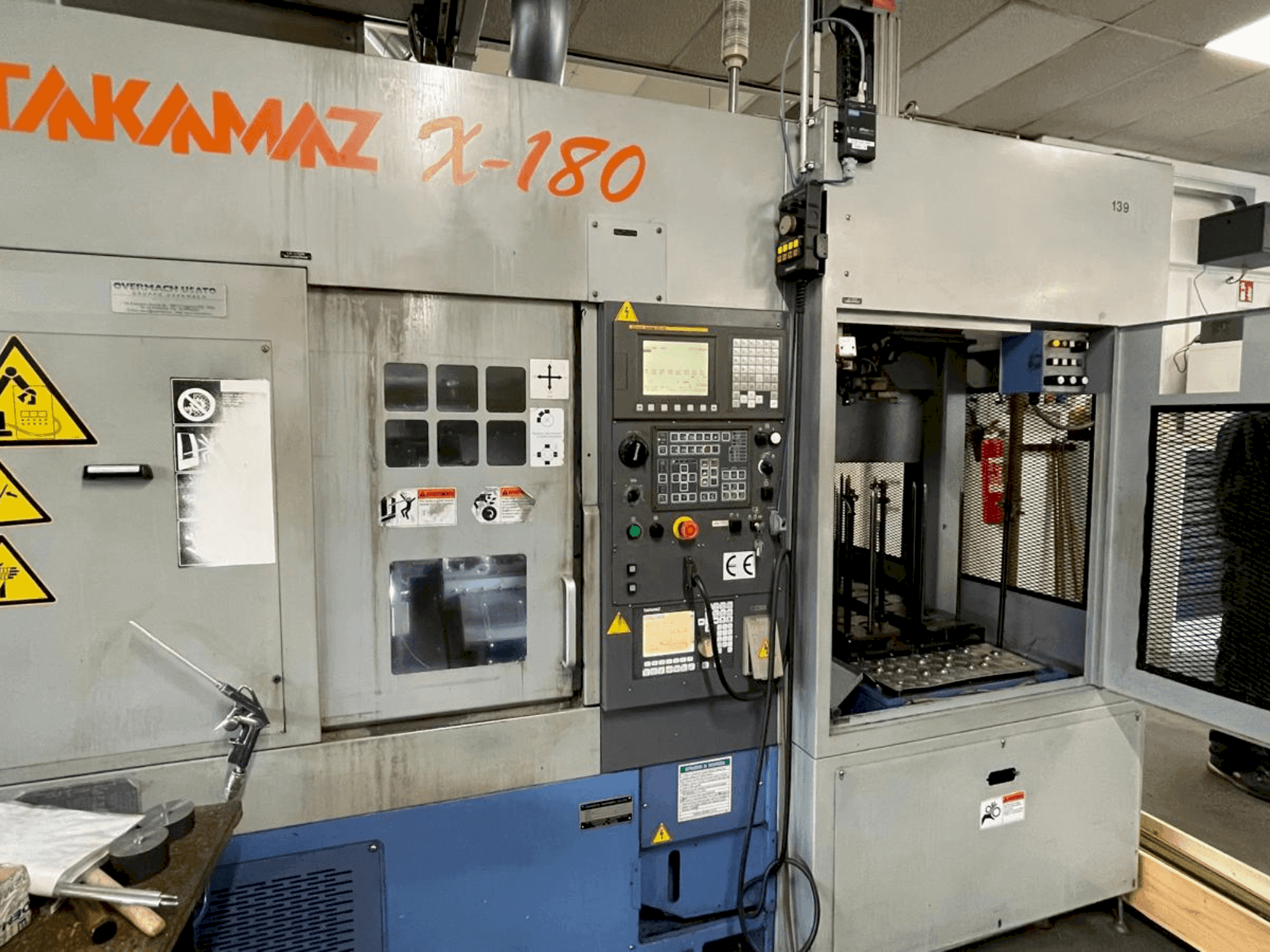 Frontansicht der Takamaz X-180  Maschine