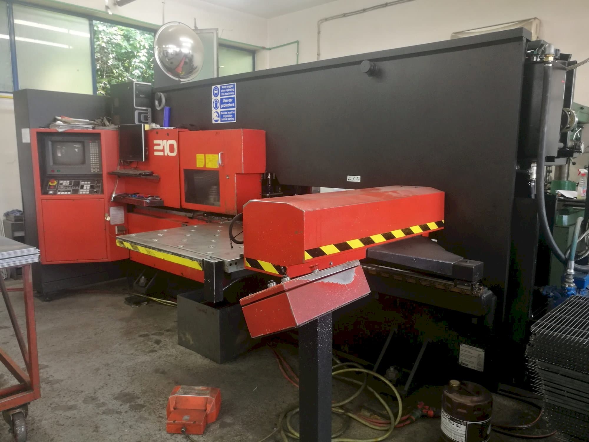 Frontansicht der AMADA Arcade 210  Maschine