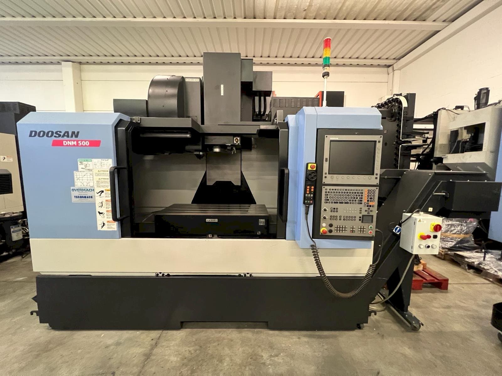 Frontansicht der DOOSAN DNM 500  Maschine