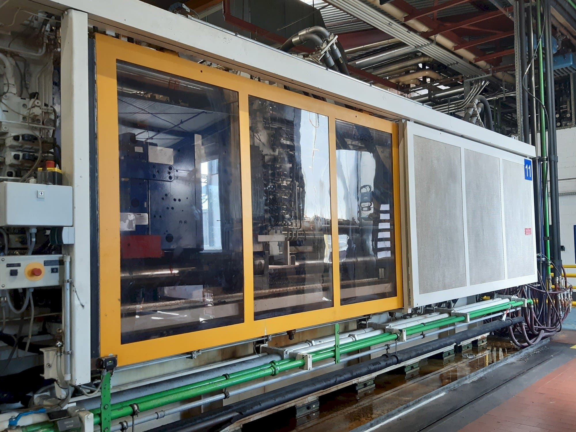 Frontansicht der Krauss Maffei 1300-8000 M  Maschine