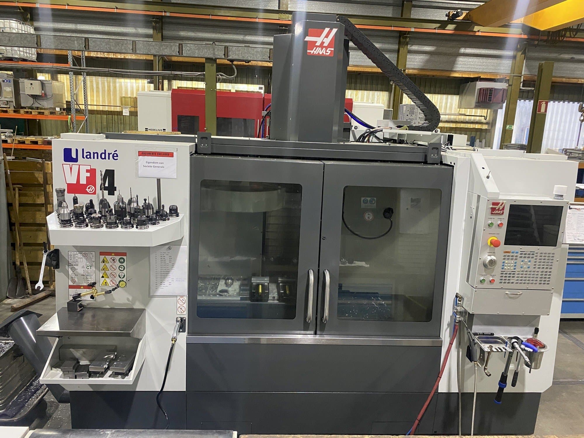 Frontansicht der HAAS VF-4  Maschine