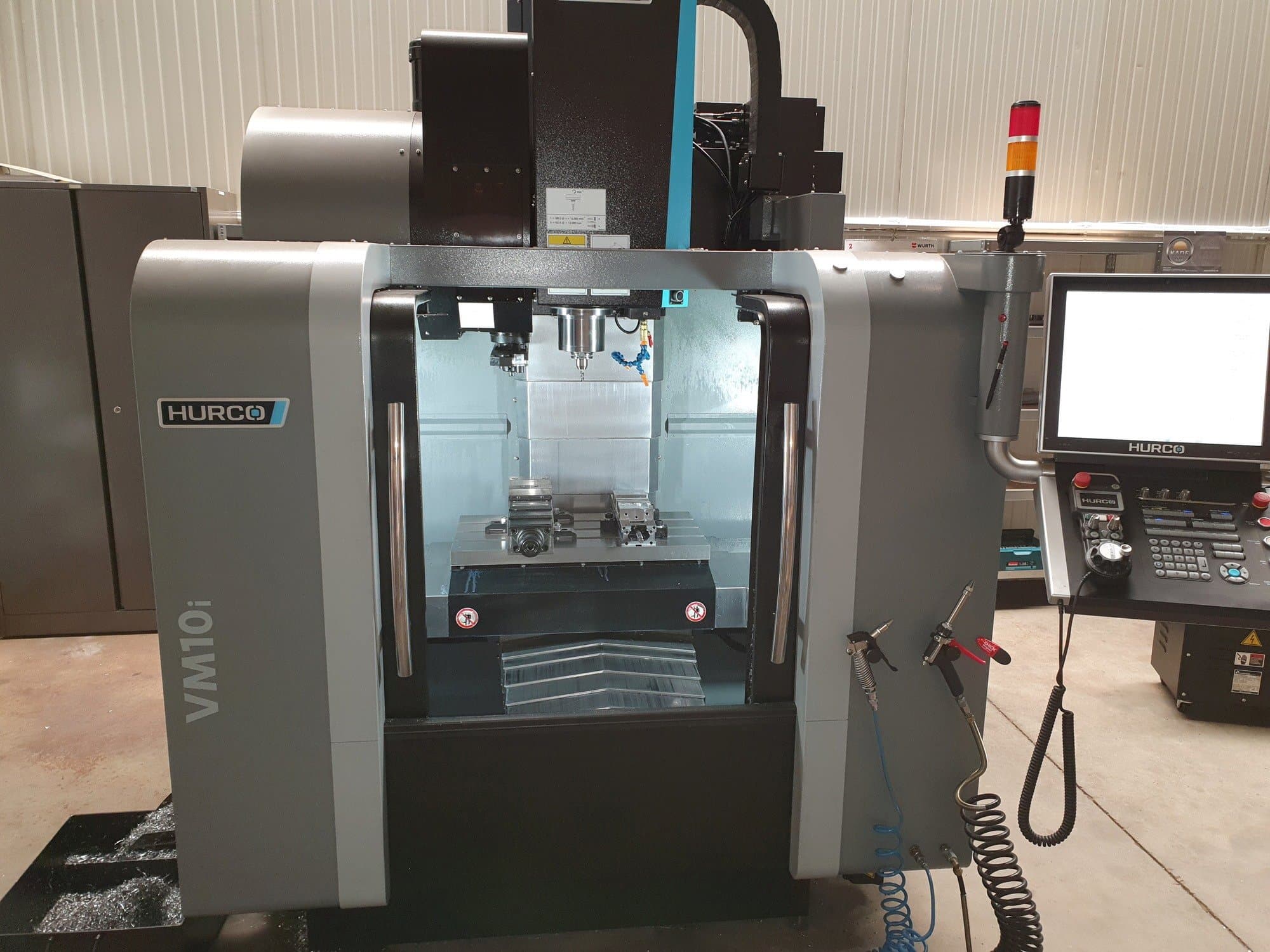 Frontansicht der Hurco VM10i  Maschine