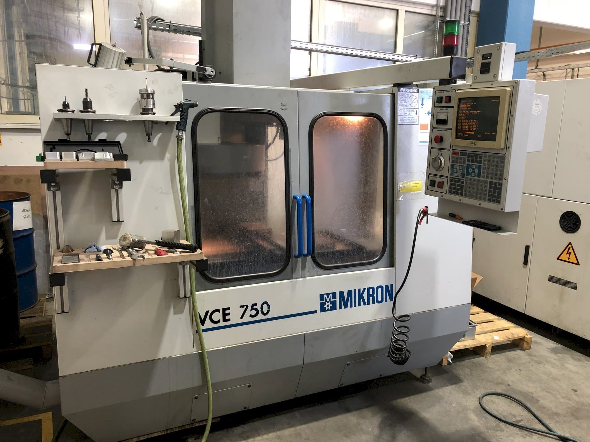 Frontansicht der MIKRON VCE 750  Maschine