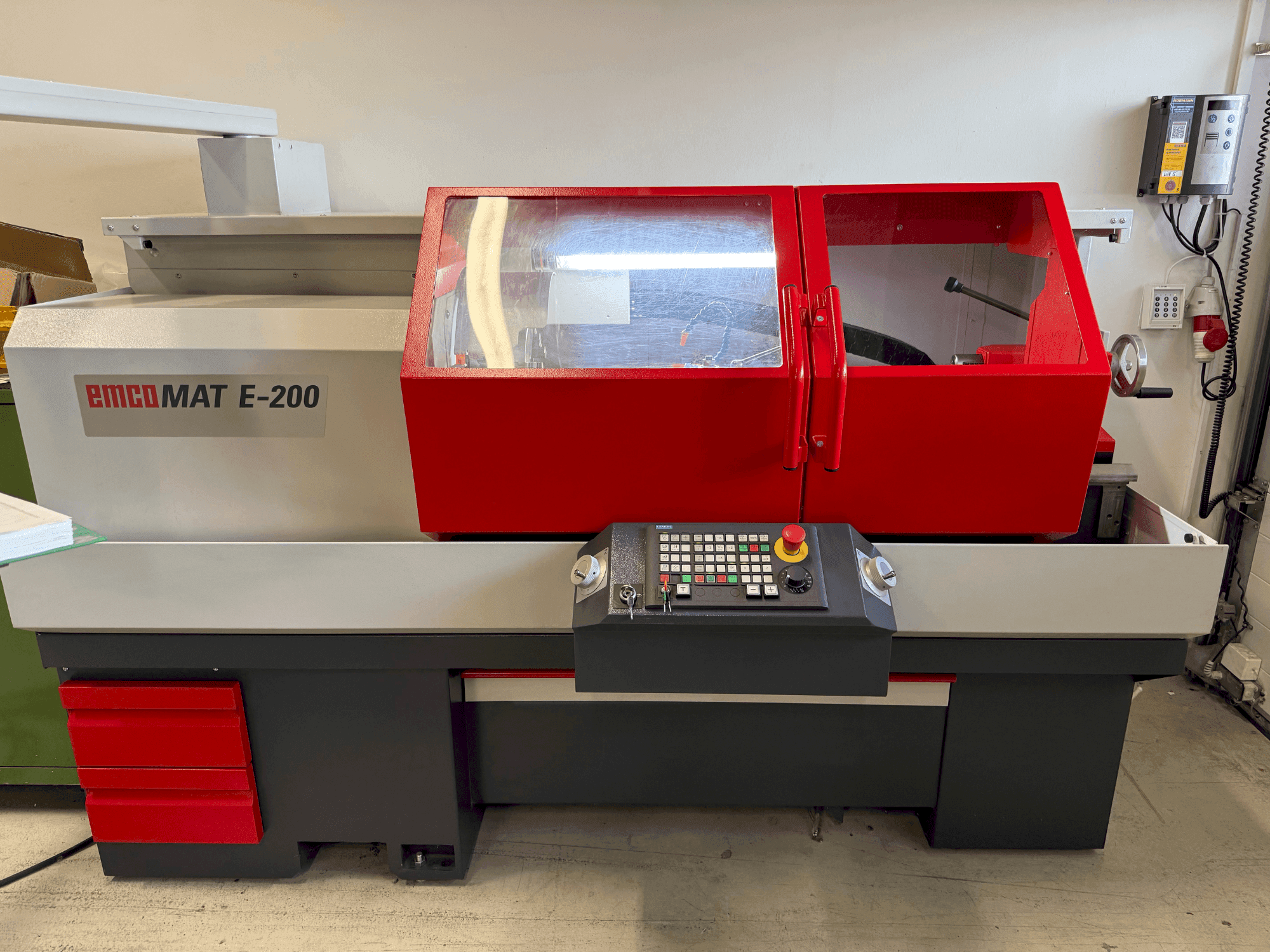 Frontansicht der EMCO Emcomat E-200  Maschine