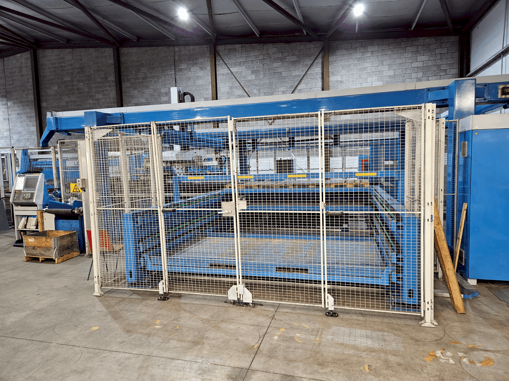 Frontansicht der Finn-Power LSR6/LC6  Maschine