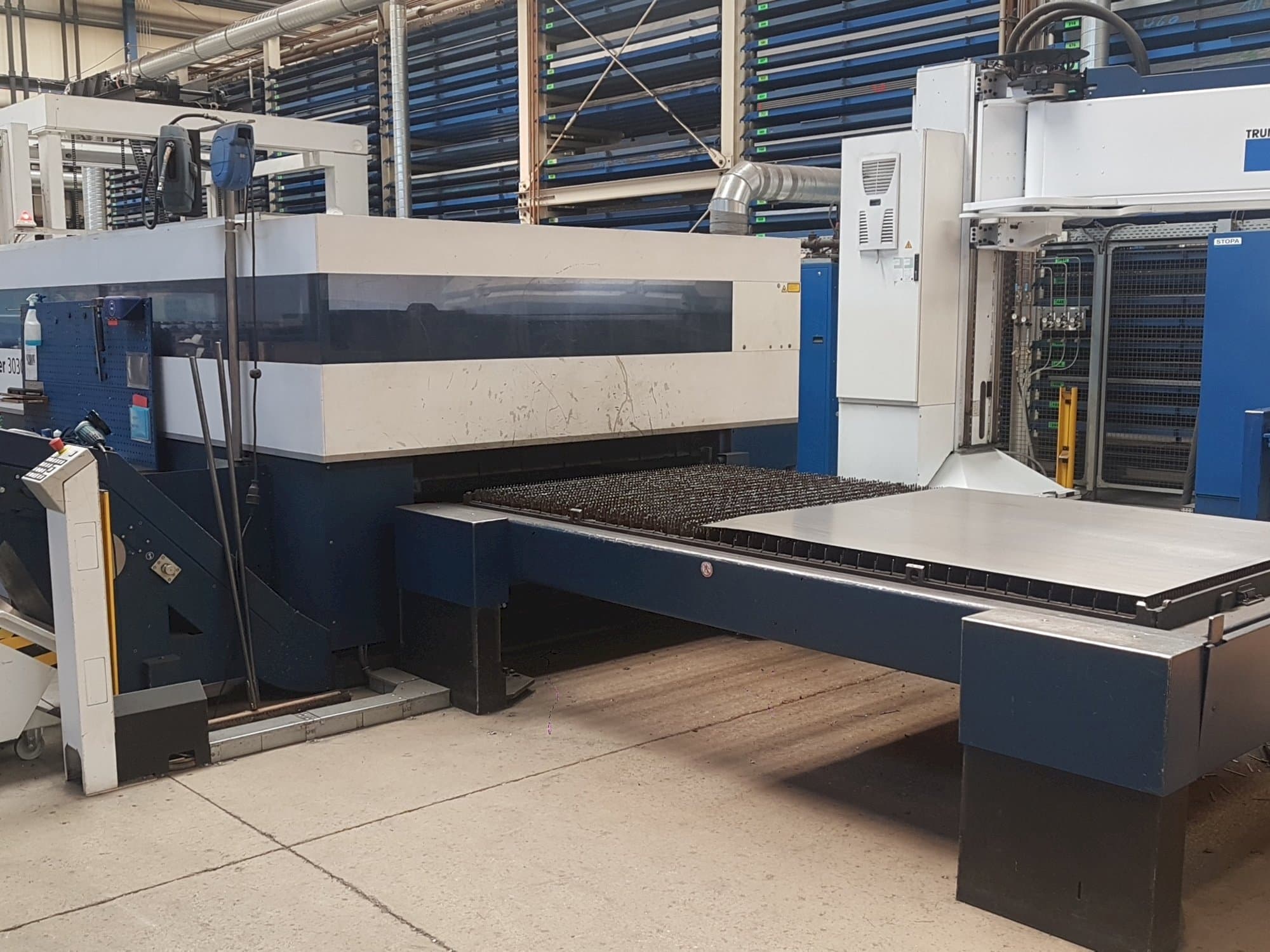 Frontansicht der Trumpf TruLaser 3030 L20  Maschine
